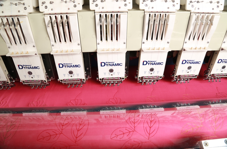 富怡多色單幅電腦絎繡機