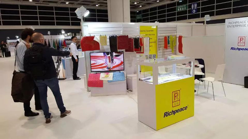 駐足富怡展位前的客戶 駐足富怡展位前的客戶