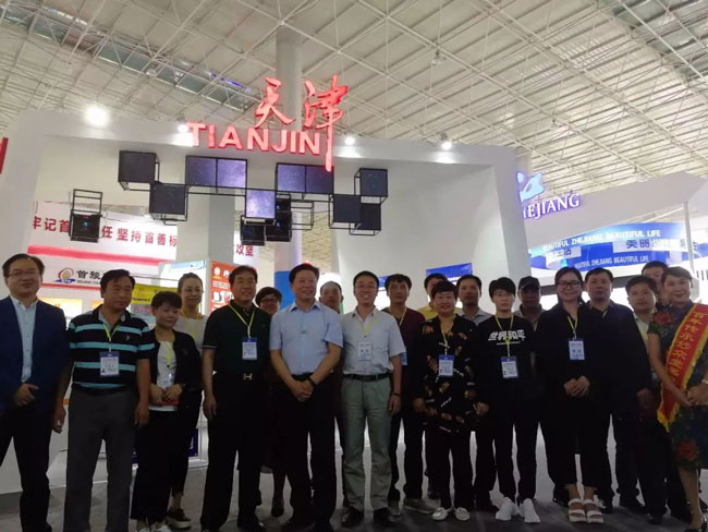 天津副市長(zhǎng)青洽會(huì)現(xiàn)場(chǎng)考察富怡設(shè)備 天津副市長(zhǎng)青洽會(huì)現(xiàn)場(chǎng)考察富怡設(shè)備