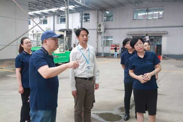 熱烈歡迎中國(guó)服裝協(xié)會(huì)專(zhuān)職副會(huì)長(zhǎng)楊金純一行蒞臨天津?qū)氂瘏⒂^指導(dǎo)!