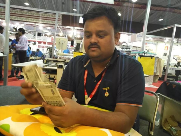 印度展會現場簽單皮革縫紉機