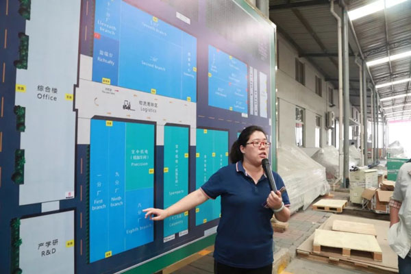 為天津財(cái)經(jīng)大學(xué)的各位師生進(jìn)行講解