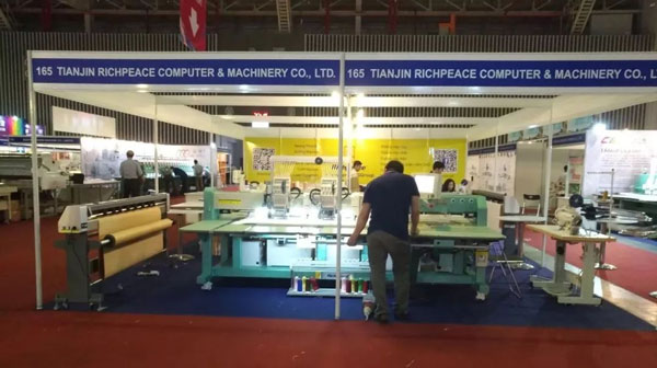 工作人員調試展機 工作人員調試展機