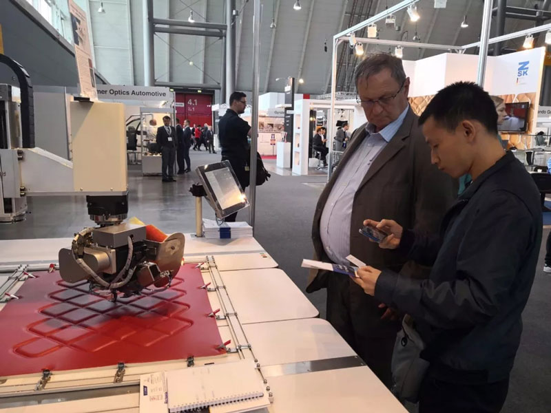 為客戶講解全自動(dòng)雙針任意轉(zhuǎn)縫紉機(jī) 為客戶講解全自動(dòng)雙針任意轉(zhuǎn)縫紉機(jī).jpg