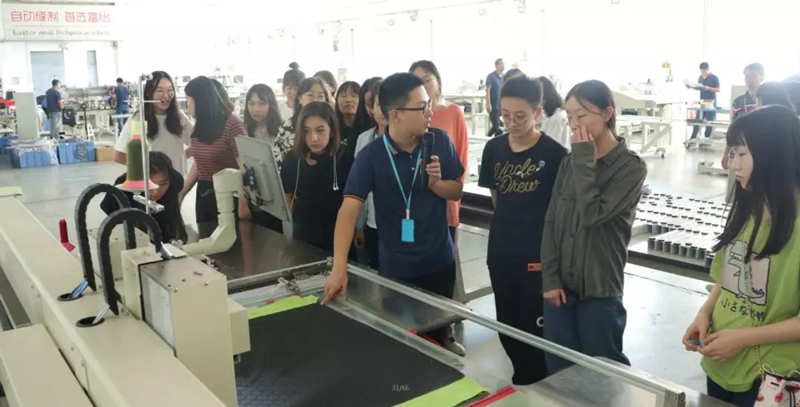 北京服裝學(xué)院的師生圍觀上工富怡機(jī)器 北京服裝學(xué)院的師生圍觀上工富怡機(jī)器2.jpg