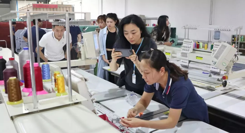 齊魯工業(yè)大學(xué)師生參觀上工富怡車間 齊魯工業(yè)大學(xué)師生參觀上工富怡車間6.jpg