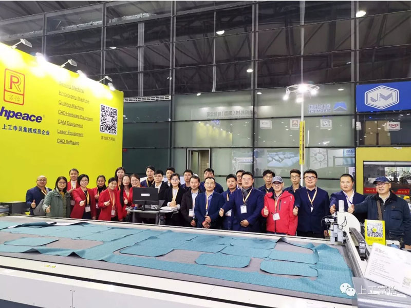 上工富怡展會現場合影